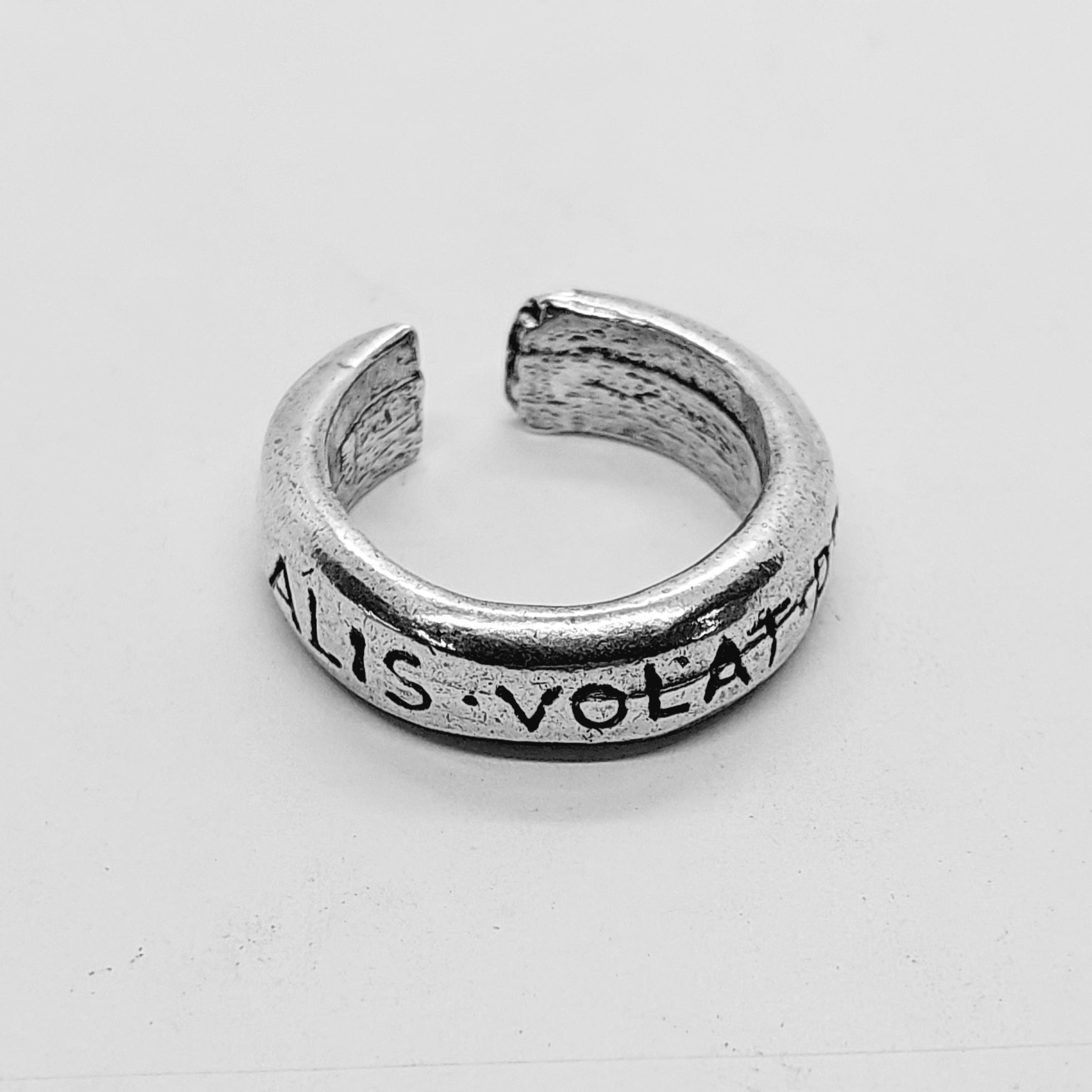 Ring "ALIS VOLATIS PROPIS"